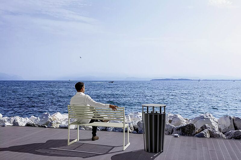 abfallbehaelter-cortina__shoKAT0070368 Abfallbehälter CORTINA, mit Schutzdach, in RAL 7024 graphitgrau und Sitzbank CORTINA mit Rückenlehne, zum freien Aufstellen, in RAL 9003 signalweiß