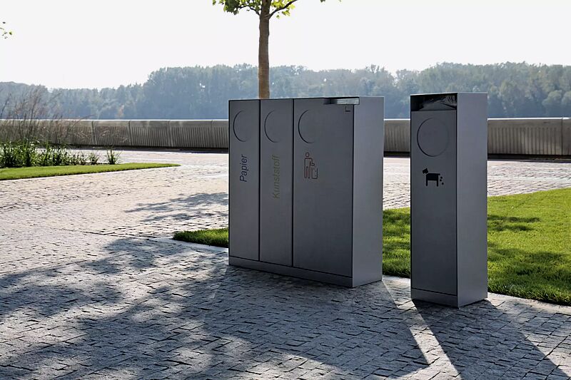 Abfallbehälter CRYSTAL TRIO mit 1 Ascher, 2 x 32 und 1 x 55 Liter, mit Einwurfklappe, in DB 703 eisenglimmer, Siebdruck in RAL 5002 ultramarinblau, RAL 1028 melonengelb und RAL 3020 verkehrsrot