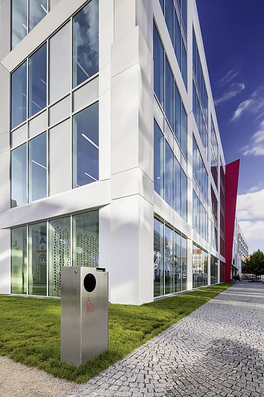 Abfallbehälter CRYSTAL mit Ascher, 55 Liter, ohne Einwurfklappe, Edelstahl, Siebdruck in RAL 3020 verkehrsrot