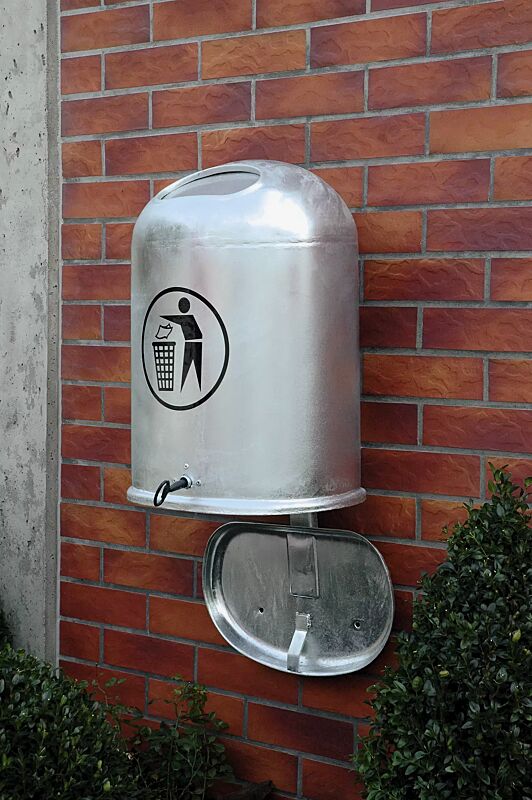 Detail: Bodenklappe zur Entleerung geöffnet