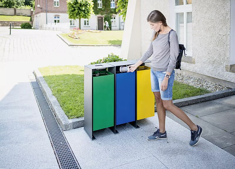 Abfallbehälter DIVISION (1 Behälter inkl. Ascher), 60 Liter, lückenlos nebeneinander platziert, Korpus Behälter in RAL 6029 minzgrün, in RAL 5010 enzianblau und in RAL 1021 rapsgelb