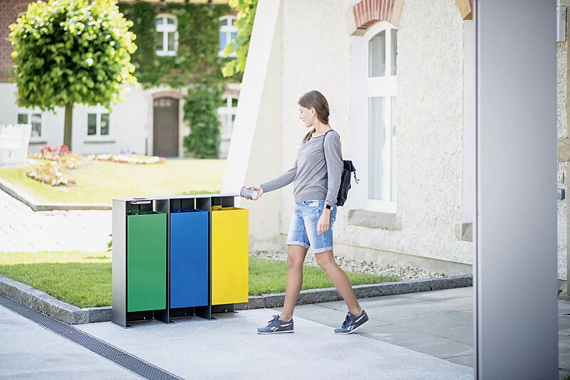 abfallbehaelter-division__shoKAT0058890 Abfallbehälter DIVISION (1 Behälter inkl. Ascher), 60 Liter, lückenlos nebeneinander platziert, Korpus Behälter in RAL 6029 minzgrün, in RAL 5010 enzianblau und in RAL 1021 rapsgelb