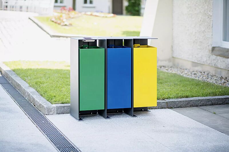 abfallbehaelter-division__shoKAT0058893 Abfallbehälter DIVISION (1 Behälter inkl. Ascher), 60 Liter, lückenlos nebeneinander platziert, Korpus Behälter in RAL 6029 minzgrün, in RAL 5010 enzianblau und in RAL 1021 rapsgelb