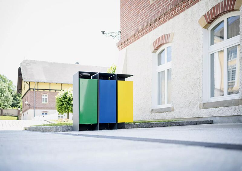 abfallbehaelter-division__shoKAT0058895 Abfallbehälter DIVISION (1 Behälter inkl. Ascher), 60 Liter, lückenlos nebeneinander platziert, Korpus Behälter in RAL 6029 minzgrün, in RAL 5010 enzianblau und in RAL 1021 rapsgelb