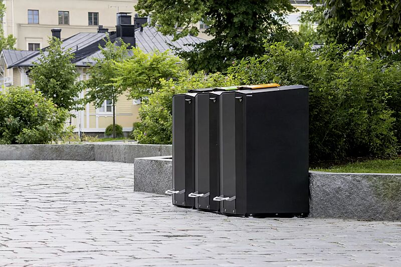 Abfallbehälter EKOCITY, Einwurfklappe in RAL 7021 schwarzgrau, RAL 6018 gelbgrün, RAL 1028 melonengelb, Stahlteile in Finbin Black 1945, ähnl. schwarz metallic, strukturiert