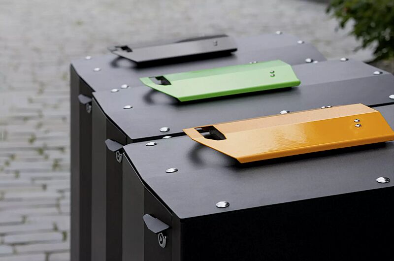 Detail: Einwurfklappen aus Edelstahl, in RAL 7021 schwarzgrau, RAL 6018 gelbgrün, RAL 1028 melonengelb