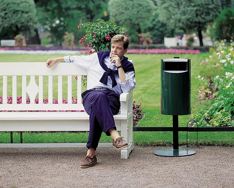 Abfallbehälter FINBIN CITY aus Stahl, 24 Liter, ohne Ascher, Rohrpfosten mit rundem Standfuß zum freien Aufstellen (Zubehör), in RAL 6005 moosgrün