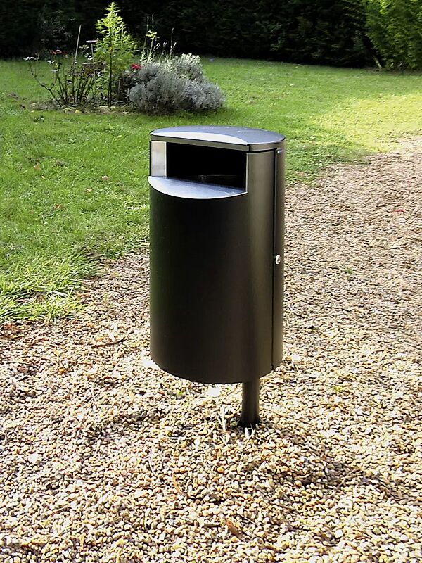 abfallbehaelter-finbin-city__shoKAT0069994 Abfallbehälter FINBIN CITY aus Stahl, 51 Liter, ohne Ascher, Rohrpfosten inkl. angeschweißten Befestigungsplatten, zum Einbetonieren (Zubehör), in RAL 7024 graphitgrau