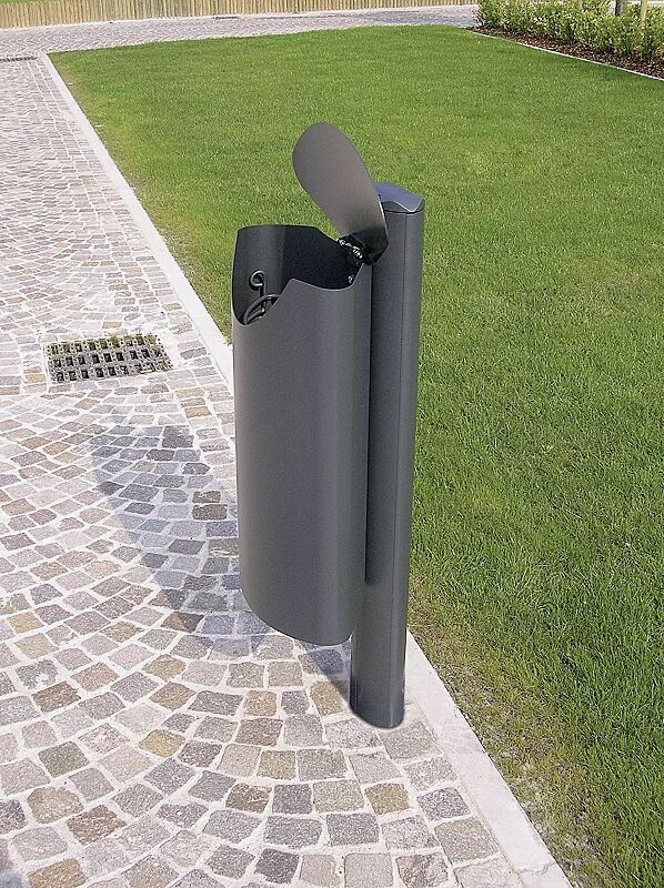 abfallbehaelter-fiore__shoKAT0009604 zur Entleerung geöffnet