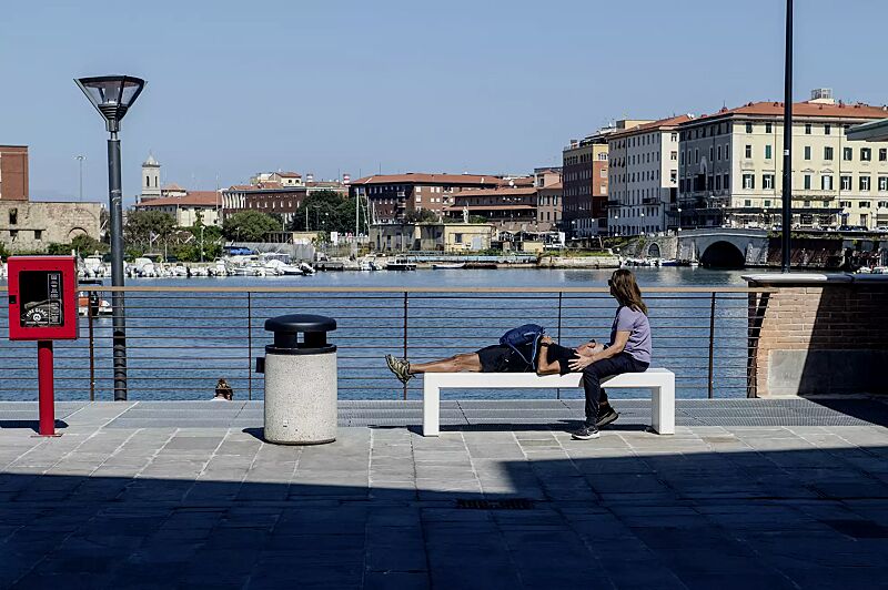abfallbehaelter-garda---h__shoKAT0071778 Abfallbehälter GARDA - H ohne Ascher, Beton mit transparenter Beschichtung in weiß - 13, Schutzdach in RAL 7021 schwarzgrau sowie Sitzbank ANDROMEDA