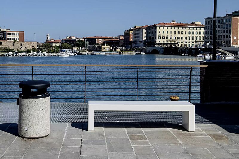 abfallbehaelter-garda---h__shoKAT0071779 Abfallbehälter GARDA - H ohne Ascher, Beton mit transparenter Beschichtung in weiß - 13, Schutzdach in RAL 7021 schwarzgrau sowie Sitzbank ANDROMEDA