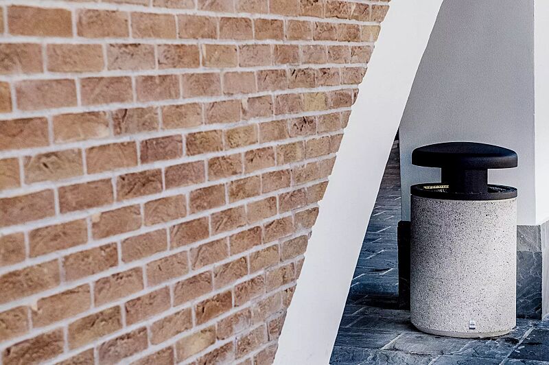 abfallbehaelter-garda---h__shoKAT0071780 Abfallbehälter GARDA - H ohne Ascher, Beton mit transparenter Beschichtung in weiß - 13, Schutzdach in RAL 7021 schwarzgrau