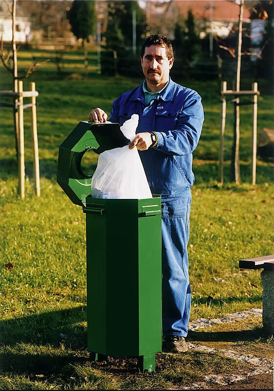 Abfallbehälter HAMBURG, aus Stahl- mit Ungeziefer-Bekämpfungs-Einrichtung, in RAL 6024 verkehrsgrün