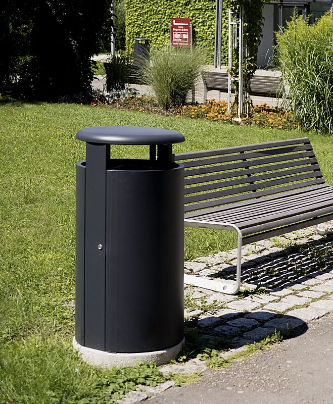 abfallbehaelter-hera__shoKAT0055809 Abfallbehälter HERA in RAL 7016 anthrazitgrau und Sitzbank PORTIQOA mit Rückenlehne, mit Robinienholzbelattung