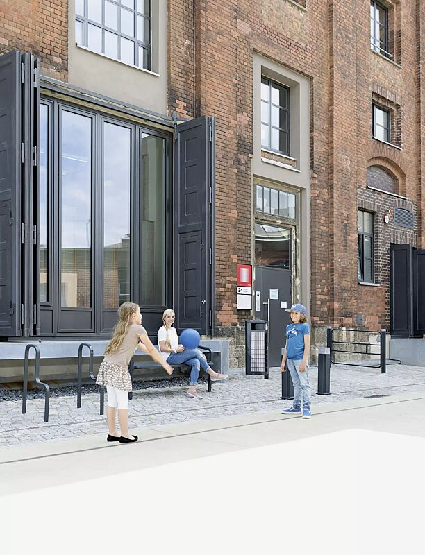 abfallbehaelter-imawa__shoKAT0055517 Kollektion IMAWA bestehend aus Abfallbehälter, Anlehnbügel, Sitzbank, Poller und Geländer