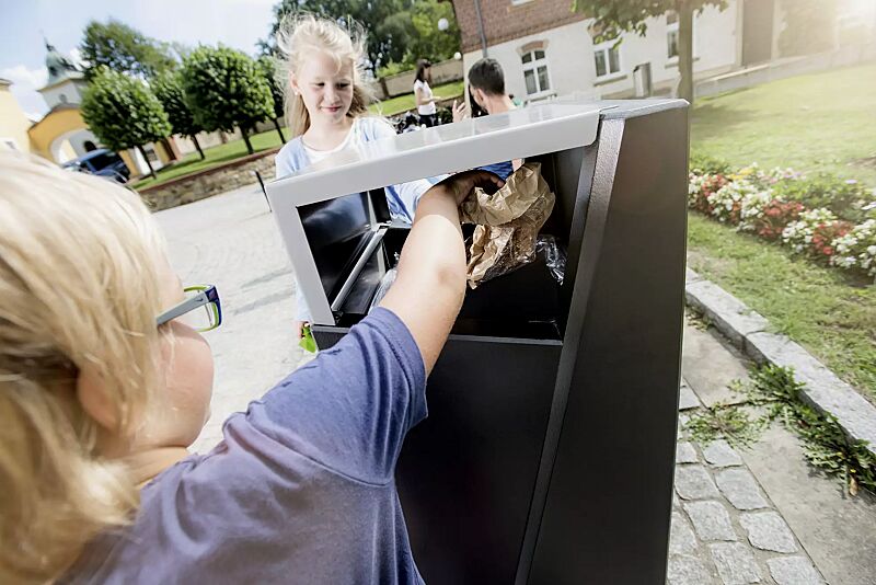 abfallbehaelter-intal-__shoKAT0052307 Abfallbehälter INTAL mit Ascher, Schutzdach und Tür in RAL9007 graualuminium, Beton beschichtet in graphit