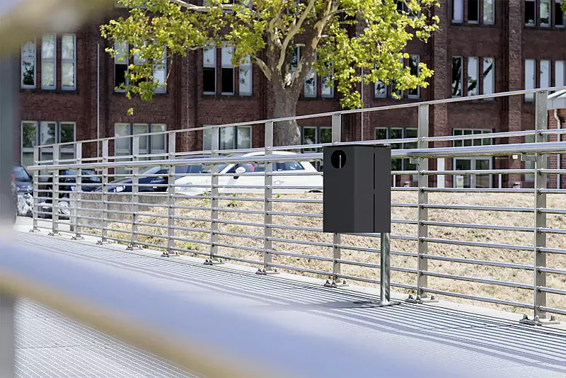 Abfallbehälter KANATA ohne Ascher, mit Pfostenbefestigung zum Einbetonieren (Zubehör), in RAL 7021 schwarzgrau