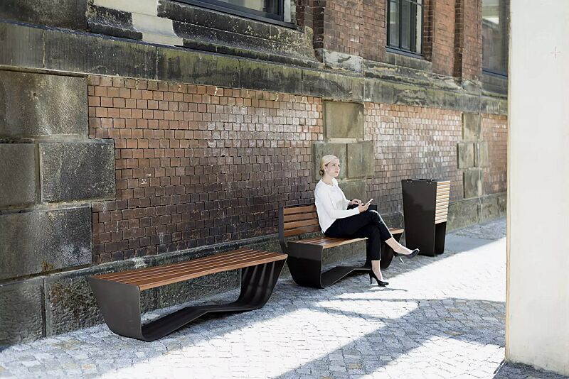 Kollektion KARMA bestehend aus Abfallbehälter und Sitzbank