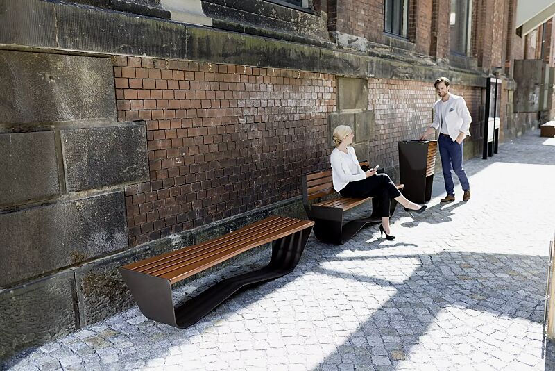 Kollektion KARMA bestehend aus Abfallbehälter und Sitzbank