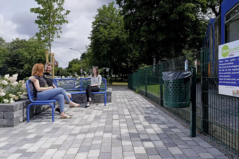 abfallbehaelter-koeln__shoKAT0065038 Abfallbehälter KÖLN ohne Ascher, 35 Liter, mit Lochoptik, zum Einbetonieren, in RAL 6005 moosgrün sowie Eckbank RIMINI mit Rückenlehne, zum Einbetonieren, in RAL 5010 enzianblau
