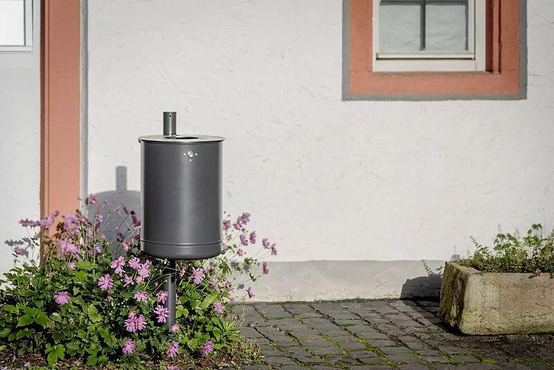 abfallbehaelter-koeln__shoKAT0077104 Abfallbehälter KÖLN, 50 Liter, mit Ascher, Vollblech, zur Wandbefestigung, in DB 703 eisenglimmer