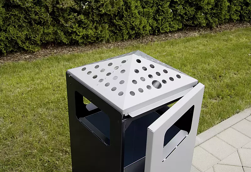 Abfallbehälter LUTON mit Ascher, aus Stahlblech, Korpus in schwarzgrau ähnlich RAL 7021, Tür und Oberteil in weißaluminium ähnlich RAL 9006