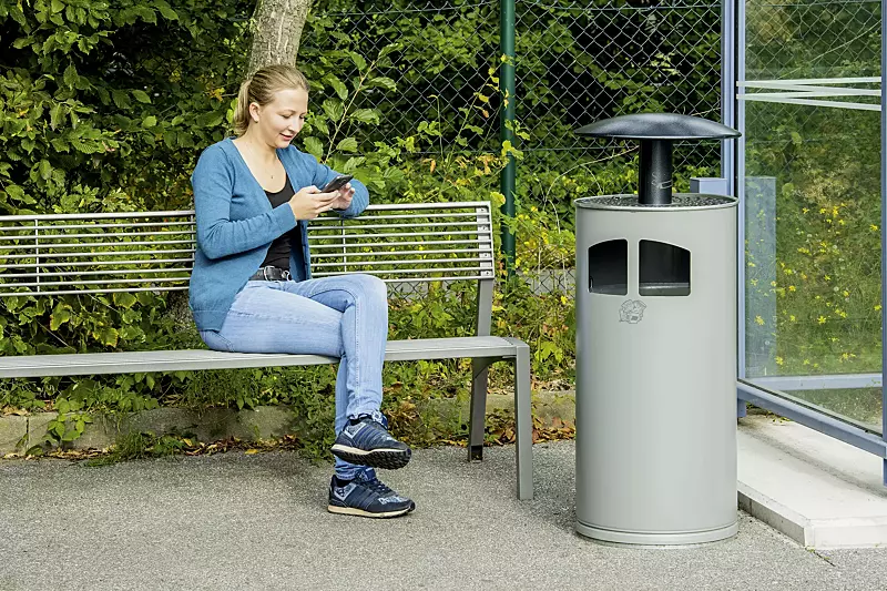 abfallbehaelter-matane__shoKAT0056211 Abfallbehälter MATANE mit Ascher, Korpus in silber, Schutzdach in antik-silber und Sitzbank VERA