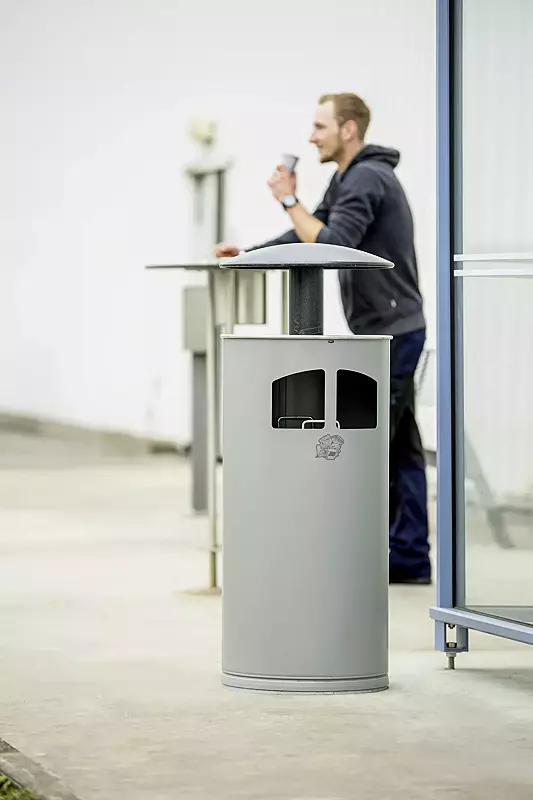 abfallbehaelter-matane__shoKAT0056213 Abfallbehälter MATANE mit Ascher, Korpus in silber, Schutzdach in antik-silber