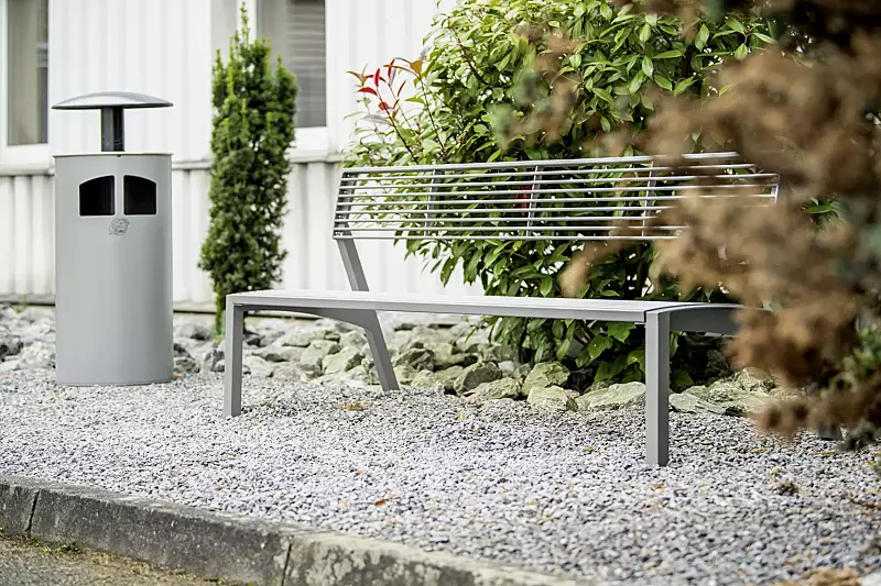 abfallbehaelter-matane__shoKAT0056214 Abfallbehälter MATANE mit Ascher, Korpus in silber, Schutzdach in antik-silber und Sitzbank VERA