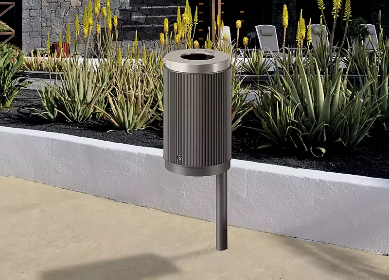 Abfallbehälter MIDDLETON mit Ascher, 48 Liter, Korpus in DB 703 eisenglimmer, befestigt an Pfosten in DB 703 eisenglimmer (Zubehör)