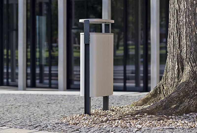 Abfalbehälter MINIUM mit Schutzdach, mit seitlichen Pfosten zum Aufdübeln bei -100 mm, Stahlteile in RAL 9005 tiefschwarz