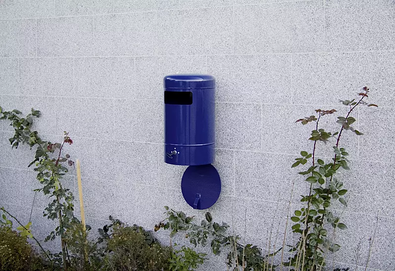 Bodenklappe öffnet nach Entriegelung