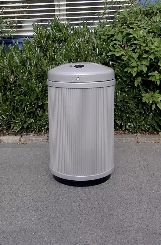 Abfallbehälter MONCTON, mit Ascher, in RAL 9006 weißaluminium