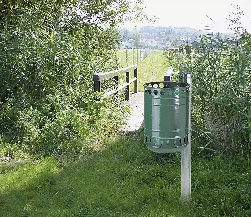 abfallbehaelter-muenchen__shoKAT0000615 Abfallbehälter MÜNCHEN, in RAL 6001 smaragdgrün, Pfostenbefestigung (Zubehör)
