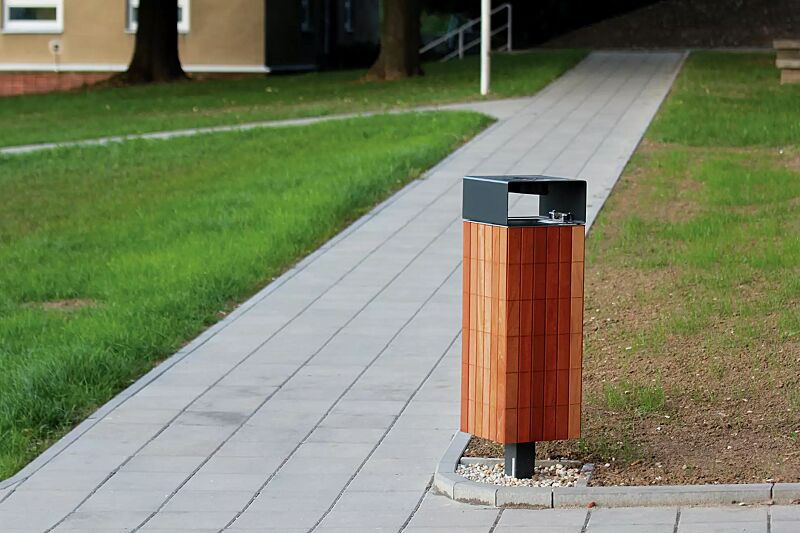 abfallbehaelter-nanuk__shoKAT0050167 Abfallbehälter NANUK, quadratisch, mit Schutzdach und Ascher, Korpus: Jatobaholzbelattung, Stahlteile in RAL 7016 anthrazitgrau