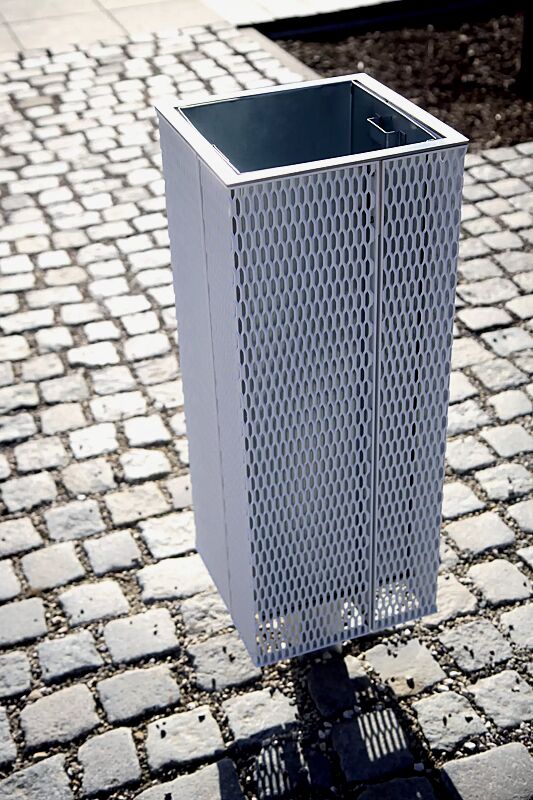 abfallbehaelter-nanuk__shoKAT0050182 Abfallbehälter NANUK, quadratisch, Korpus: Streckmetall, in RAL 9006 weißaluminium