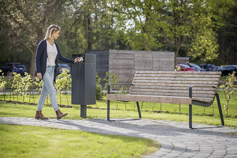 abfallbehaelter-nanuk__shoKAT0057501 Abfallbehälter NANUK, quadratisch, mit Schutzdach und Ascher, Korpus: Stahlblech, in RAL 7016 anthrazitgrau und Sitzbank PREVA URBANA