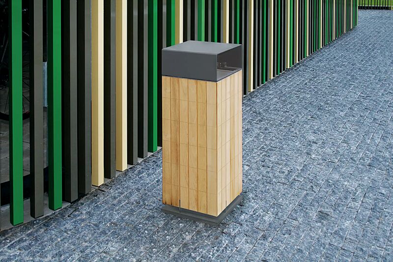 abfallbehaelter-nanuk__shoKAT0057933 Abfallbehälter NANUK, Standbehälter mit Schutzdach, Korpus: Robinienholzbelattung, Stahlteile in RAL 9007 graualuminium