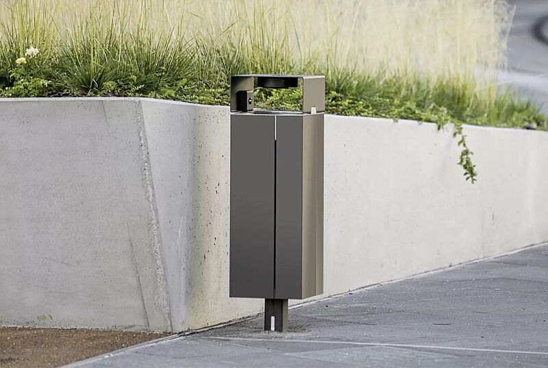 Abfallbehälter NANUK mit Schutzdach und Ascher, Korpus: Edelstahlblech, Stahlteile in RAL 9007 graualuminium