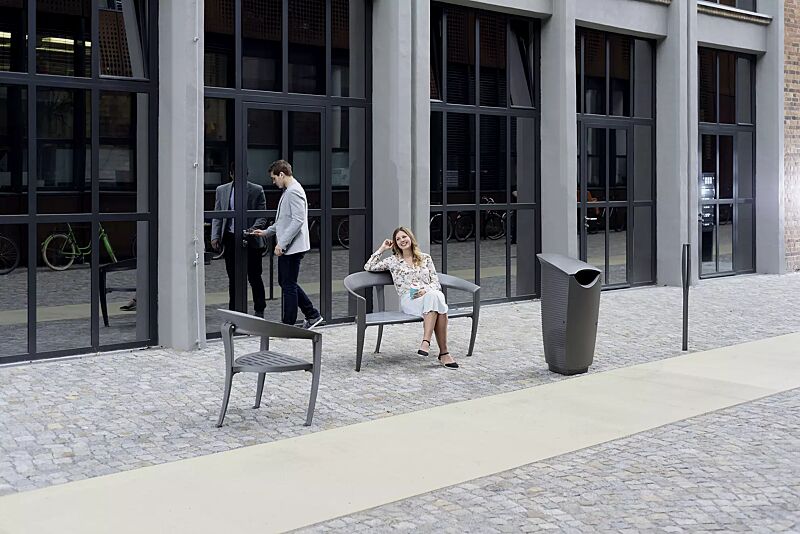 abfallbehaelter-nastra__shoKAT0055550 Kollektion NASTRA bestehend aus Abfallbehälter, Sitzbank, Sitz und Poller