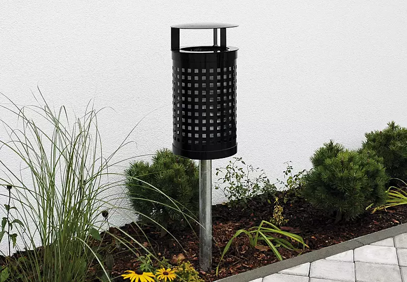 Abfallbehälter NIGEL, in RAL 9005 tiefschwarz, mit Pfosten (mittig) zum Einbetonieren