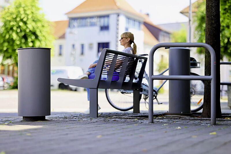 abfallbehaelter-noranda__shoKAT0077122 Abfallbehälter NORANDA, mit Ascher, in DB 702 eisenglimmer, sowie Sitzbank CARPI, Anlehnbügel FLORIDA, Energie-Versorgungspoller GETAFE