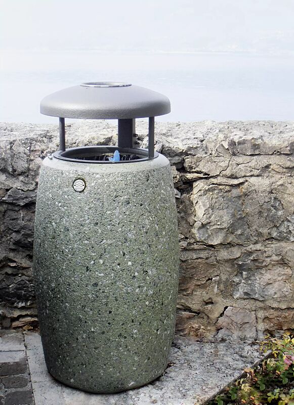 Abfallbehälter ORIONE aus rekonstituiertem Marmor gestockt, mit Stahl-Schutzdach in Sonderfarbe RAL 9007 graualuminium (auf Anfrage) und Ascher, in grün alpi