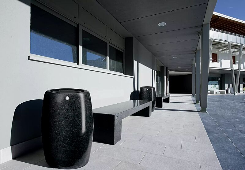 Abfallbehälter PEGASO aus rekonstituiertem Marmor geschliffen, in schwarz ebano, ohne Schutzdach