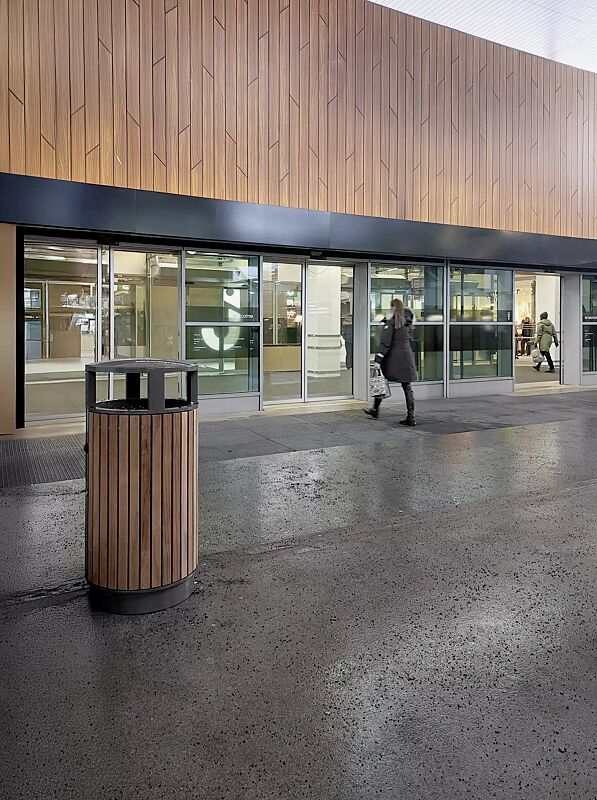 Abfallbehälter PLAZA WOOD mit Holzbelattung, Stahlteile in RAL 7012 basaltgrau