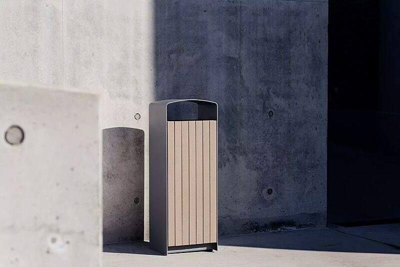 abfallbehaelter-prax__shoKAT0050275 Abfallbehälter PRAX, Korpus: Resysta®-Belattung lasiert in natur, Stahlteile in RAL 9007 graualuminium