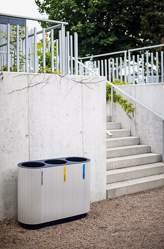 abfallbehaelter-quinbin-trio__shoKAT0066208 Abfallbehälter QUINBIN TRIO ohne Schutzdach, Korpus: Aluminiumprofile in RAL 7035 lichtgrau, Stahlteile in RAL 7016 anthrazitgrau