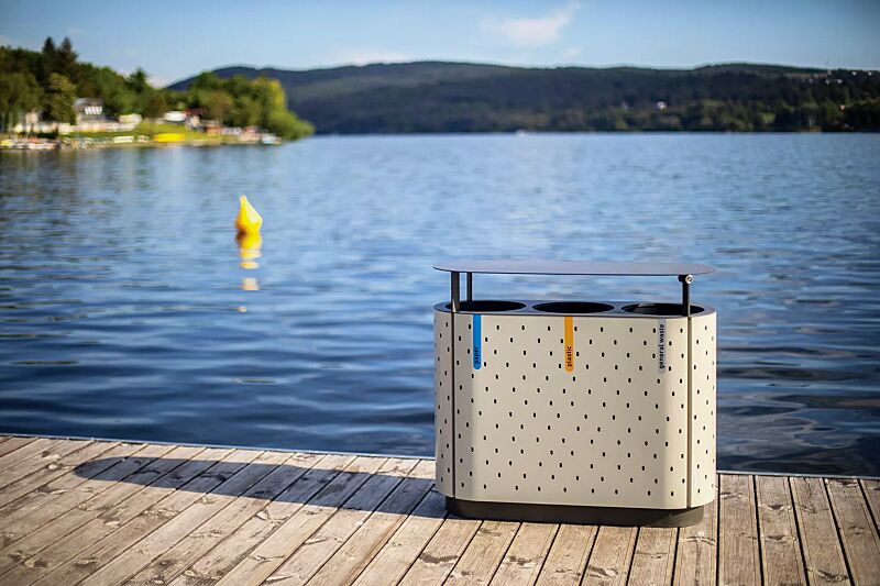 abfallbehaelter-quinbin-trio__shoKAT0066210 Abfallbehälter QUINBIN TRIO mit Schutzdach, Korpus: gestanztes Stahlblech, Stahlteile in RAL 7035 lichtgrau und RAL 7043 verkehrsgrau