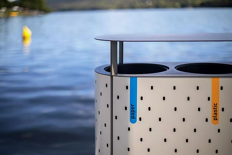 abfallbehaelter-quinbin-trio__shoKAT0066214 Abfallbehälter QUINBIN TRIO mit Schutzdach, Korpus: gestanztes Stahlblech, Stahlteile in RAL 7035 lichtgrau und RAL 7043 verkehrsgrau