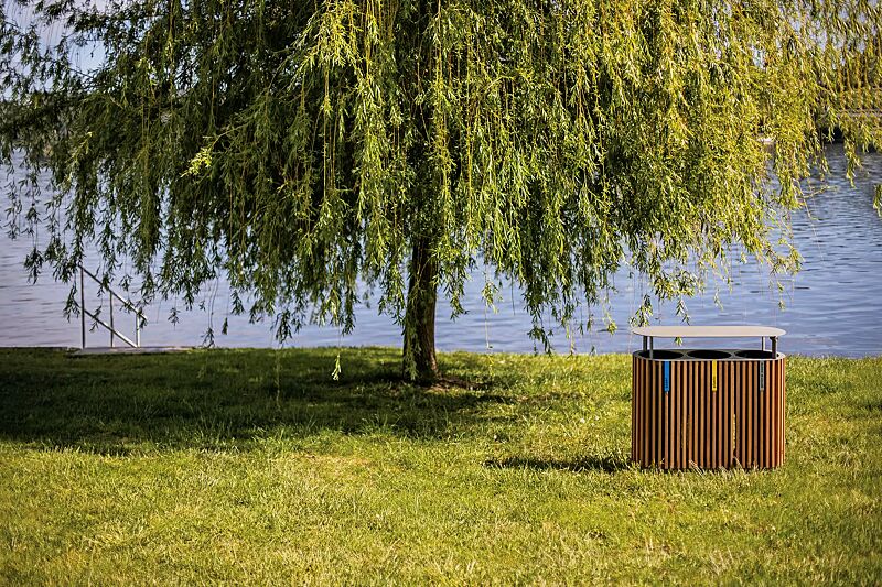 abfallbehaelter-quinbin-trio__shoKAT0066218 Abfallbehälter QUINBIN TRIO mit Schutzdach, Korpus: Jatobaholzbelattung, Stahlteile in RAL 7043 verkehrsgrau